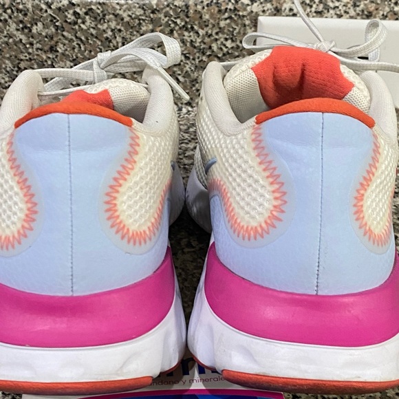 Nike renew snickers woman’s size 9:5 W - Picture 4 of 6